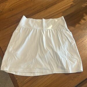 White size M Athleta salutation stash pocket 16.5 skort